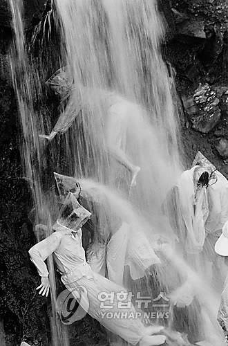 소정방 폭포 더위식히는 여인들 (제주=연합뉴스) 폭염이 계속되는 가운데 제주 서귀포시 중문동 소정방 폭포에는 백중날 여인들이 물을 맞으며 더위를 식히고 있다.  1984.8.11 (본사자료) <저작권자 ⓒ 2009 연 합 뉴 스. 무단전재-재배포 금지.>