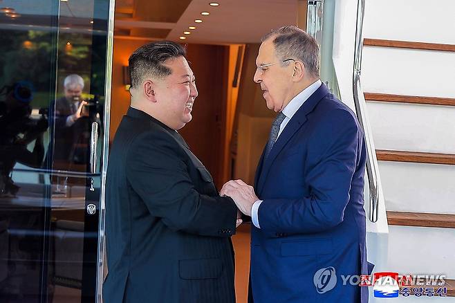 김정은, 러 외무장관 라브로프 접견 (평양 조선중앙통신=연합뉴스) 북한 김정은 국무위원장이 12일 세르게이 라브로프 러시아 외무장관을 접견했다고 조선중앙통신이 13일 보도했다. 2025.7.13 
    [국내에서만 사용가능. 재배포 금지. For Use Only in the Republic of Korea. No Redistribution] nkphoto@yna.co.kr