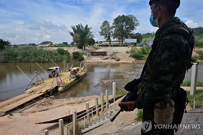 태국-미얀마 국경 태국과 미얀마 국경을 지키는 태국 군인.
[AFP 연합뉴스 자료사진. 재판매 및 DB 금지]