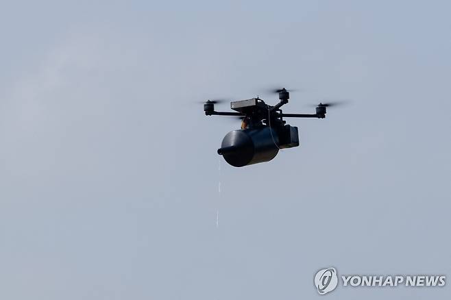 우크라이나에서 실험비행 중인 '광섬유 드론' [AFP=연합뉴스 자료사진. 재판매 및 DB 금지]