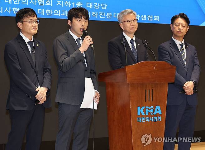 답변하는 이선우 비대위원장 (서울=연합뉴스) 서명곤 기자 = 12일 서울 용산구 대한의사협회에서 이선우 대한의과대학·의학전문대학원학생협회 비대위원장(왼쪽 두번째)이  박주민 국회 보건복지위원장, 김택우 대한의사협회장, 김영호 국회 교육위원장 등과 '의과대학 교육 정상화를 위한 공동 입장문'을 발표한 뒤 취재진의 질의에 답하고 있다.  2025.7.12 seephoto@yna.co.kr