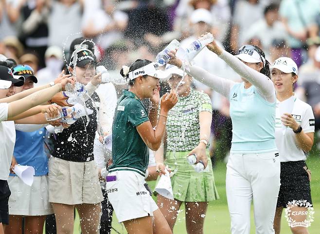 우승 축하 물세례를 받는 방신실. [KLPGA 제공. 재판매 및 DB 금지]