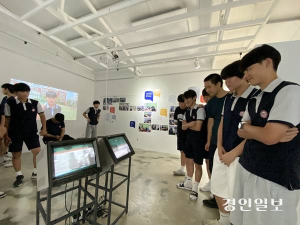지난 10일 인천 동구 우리미술관에서 진행 중인 ‘Teen Film VICTORY!!’ 전시장에서 재능중학교 3학년 3반 학생들이 자신들이 만든 미디어아트 작품을 관람하고 있다. 2025.7.10 /박경호기자 pkhh@kyeongin.com