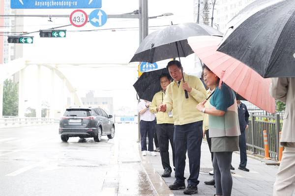 본격적인 여름 자연재난 위험시기를 앞두고 저지대와 지하차도 등 취약시설에 대한 현장점검에 나선 최대호 시장. /안양시 제공