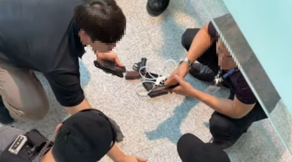 인천공항경찰단은 14일 총포·도검·화약류 등 안전관리에 관한 법률 위반과 공공장소 흉기소지 혐의로 A씨를 불구속 입건했다. 사진은 경찰이 적발한 총기모형류. /온라인 커뮤니티 갈무리