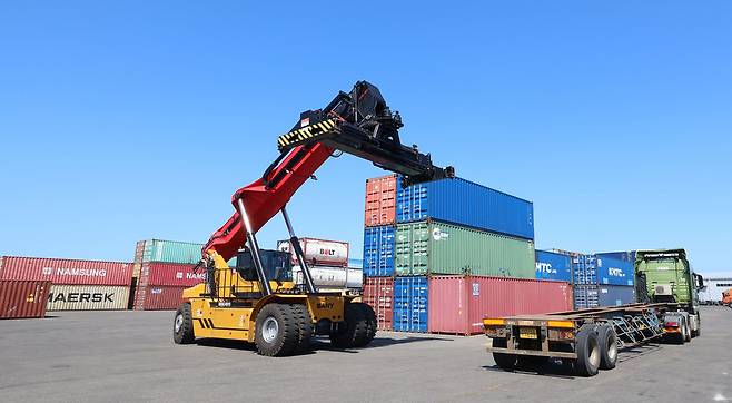 ▲ 수출용 중고차 쇼링을 마친 컨테이너를 운반하고 있다.&nbsp;/양진수 기자 photosmith@incheonilbo.com