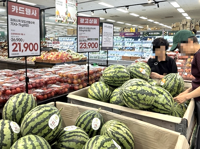▲ 14일 인천의 한 대형마트에서 소비자들이 수박을 고르고 있다.