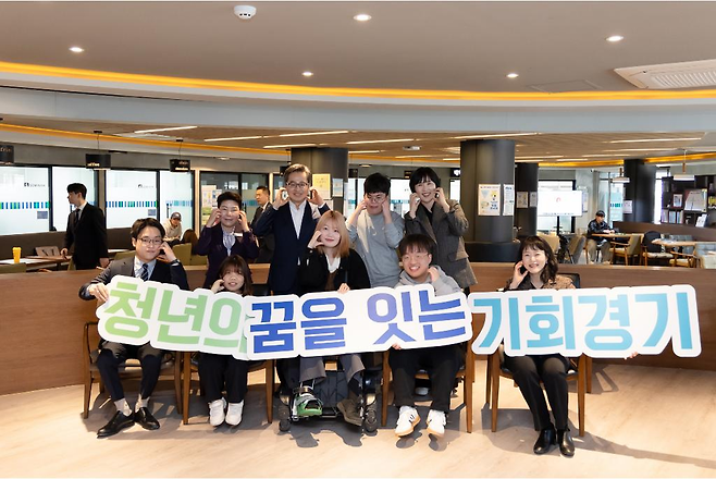 ▲지난 6월 28일 오전 강남대학교에서 열린 장애청년 기회 로그IN행사에서 김동연 경기지사와 강남대 아이큐브 동아리 학생들이 기념촬영을 했다./사진제공=경기도