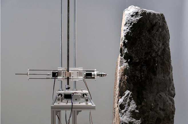 신교명 작가의 '머시나 사피엔스'가 암각화를 그리는 모습. 사진=신교명