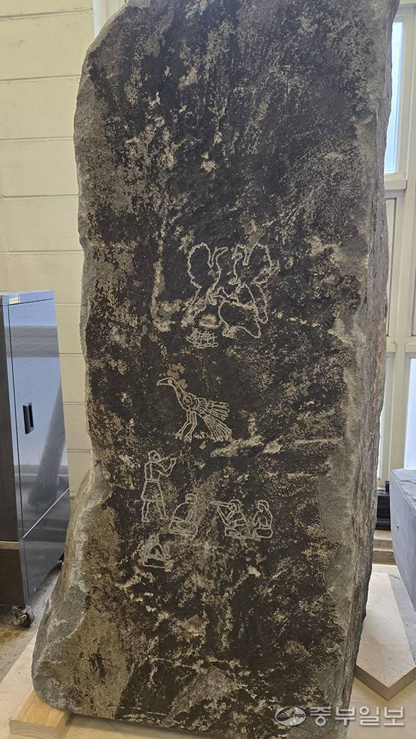 신교명 작가의 AI로봇 '머시나 사피엔스'가 그린 암각화 작품. 임창희기자