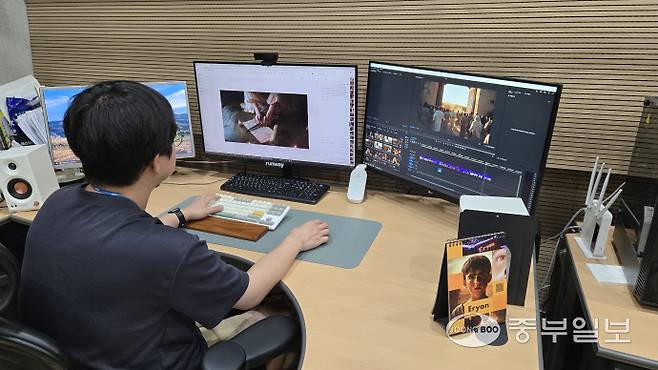 이진호 대표가 AI를 활용해 영상 제작 작업을 하고 있다. 임창희기자