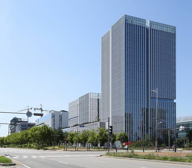 연수구 송도동에 위치한 오스템글로벌㈜ 트리플타워 전경.(사진=인천경제청)