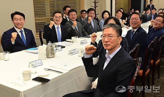 김동연 경기도지사가 14일 오후 서울시 여의도에서 열린 '경기도 민주당 국회의원·원외위원장 정책간담회'에서 이학영 국회부의장, 김승원 더불어민주당 경기도당 위원장, 경기도 민주당 국회의원·원외위원장 등과 기념촬영을 하고 있다. 임채운기자