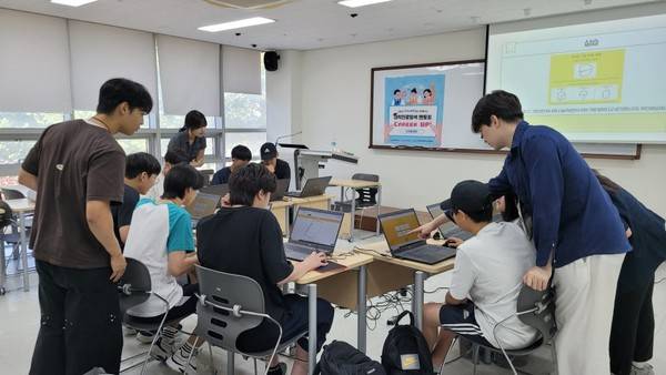 &nbsp;인천 서구 중학생들이&nbsp;인하대 인하 위드아이 청소년 진로지원센터의 대한진로탐색 멘토링&nbsp; 'Career UP' 프로그램에 참여해 적성과 진로를 알아보고 있다. 2025.7.14 [사진 = 인하대학교]