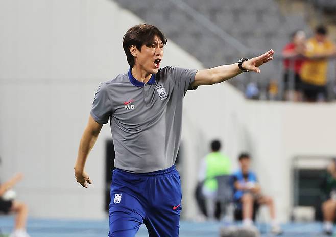홍명부 한국 축구 국가대표팀 감독이 지난 11일 용인미르스타디움에서 열린 2025년 동아시아축구연맹(EAFF) E1 챔피언십(동아시안컵) 남자부 2차전 홍콩과의 경기에서 작전을 지시하고 있다.
