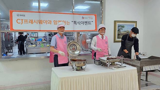 호세요양원에서 특식 배식봉사활동을 펼친 박용철 강화군수