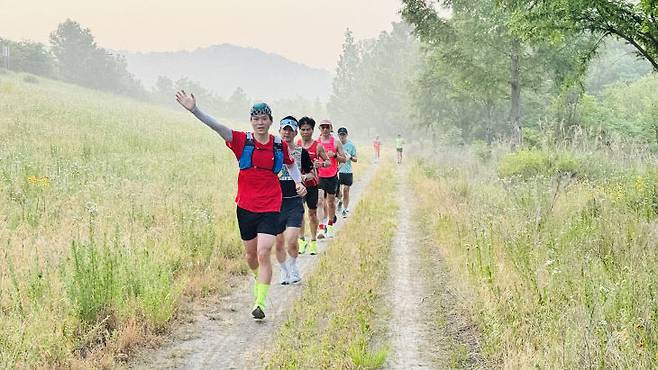 합강변을 따라 뛰고 있는 회원들.