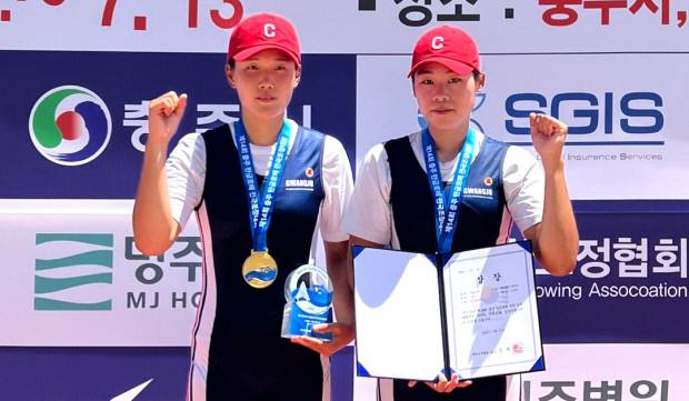 광주체고 노효림(왼쪽)과 천지민이 지난 13일 충북 충주 탄금호국제조정경기장에서 끝난 제14회 충주탄금호배 전국조정대회에서 여자18세이하부 더블스컬(2X) 금메달을 차지한 뒤 포즈를 취하고 있다. 광주체고 제공