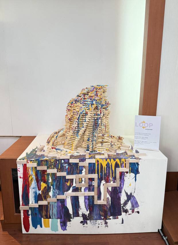 ‘청년, 오월을 이어적다’ 프로젝트의 일환으로 지난 11일 충장로 5가에서 ‘RE:BOOT’ 전시가 펼쳐졌다. 손대현 작가의 작품 ‘LOOP’.