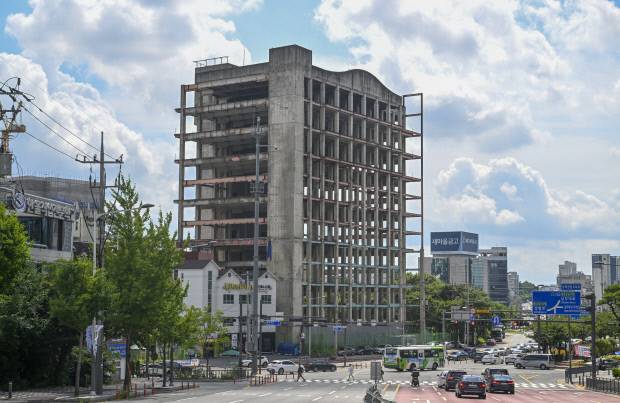 광주시 서구의 한 건축물이 2007년부터 공정이 중단돼 뼈대만 앙상히 드러낸 채 방치되고 있다. 
 /김진수 기자 jeans@kwangju.co.kr