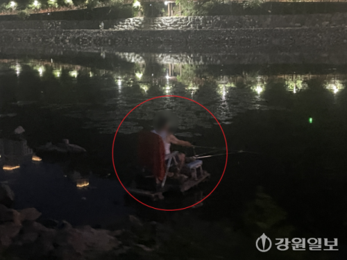 ◇지난 12일 밤 찾은 춘천 공지천유원지. 한 남성이 하천 가장자리에 놓여진 나무 판자 위에서 접이식 의자를 펼친 채 낚시 삼매경에 빠져 있었다. 사진=손지찬 기자