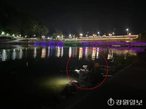 ◇지난 12일 밤 찾은 춘천 공지찬유원지. 강물이 흐르는 하천 옆 돌담에 앉아 낚시를 즐기는 사람들이 잇따랐다. 사진=손지찬 기자