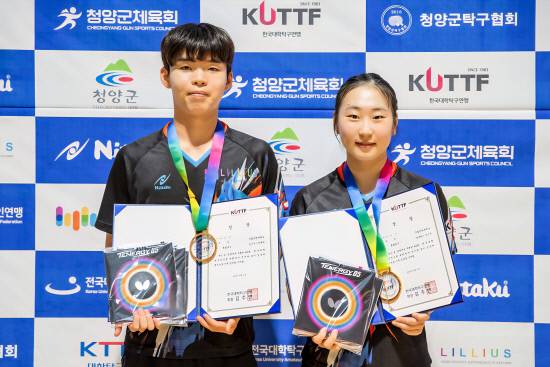 제2회 한국대학탁구선수권대회 혼합복식에서 우승을 차지한 국립창원대 김시우(왼쪽)-정세라 조가 우승 메달을 목에 걸로 기념촬영을 하고 있다. 사진=국립창원대