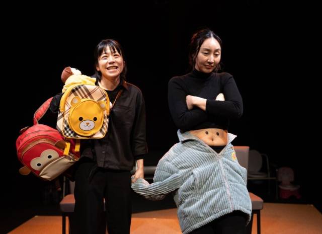 여성이 주로 감당해 온 돌봄의 순환 구조에 주목한 연극 '정희정' 장면. 어댑터씨어터 제공