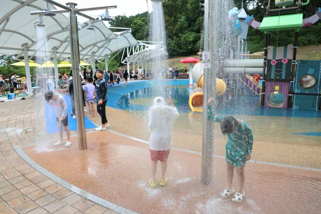 지난 11일부터 개장한 경남 양산시 명동 명동공원 내 물놀이장에서 어린이 등 주민들이 물놀이 시설을 이용 즐거운 시간을 보내고 있다.양산시 제공