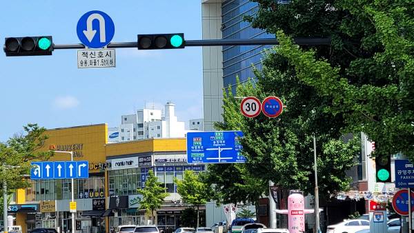 구미시 송정대로 폐원 유치원 앞 도로 속도제한 표지판. 이봉한기자