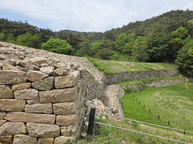 최근 복원한 명활산성 북문지 일부 구간.