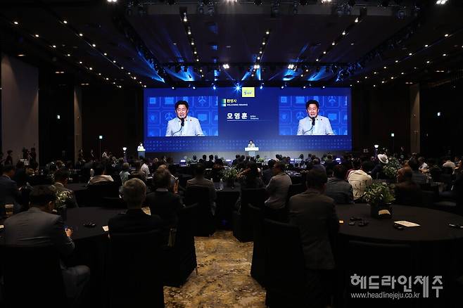 제12회 국제e-모빌리티엑스포(IEVE 2025)에서 축사를 하고 있는 오영훈 제주도지사.