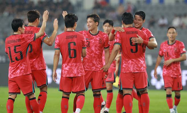 7일 경기도 용인미르스타디움에서 열린 2025년 동아시아축구연맹(EAFF) E-1 챔피언십(동아시안컵) 남자부 한국과 중국의 경기. 팀 두번째 골을 넣은 주민규가 동료선수들과 기뻐하고 있다. 사진=연합뉴스