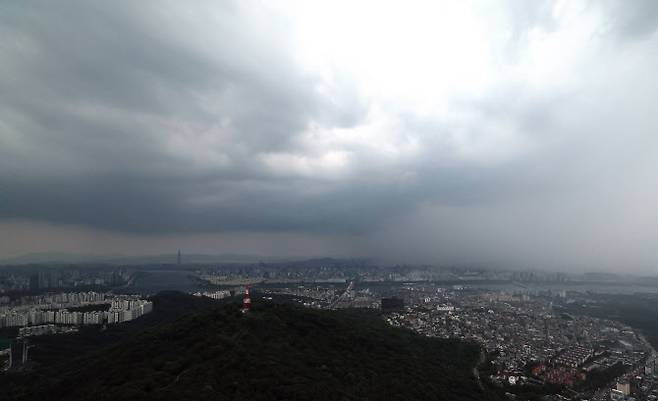 8일 오후 남산 서울타워 전망대에서 바라본 한강 이남 지역에 국지성 호우가 내리고 있다. (사진=뉴스1)