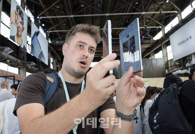 지난 10일(현지시간) 미국 뉴욕 브루클린 듀갈 그린하우스에서 개최된 삼성전자 하반기 ‘갤럭시 언팩 2025’에서 관람객이 ‘갤럭시 Z 폴드7’을 체험하고 있다.(사진=삼성전자)