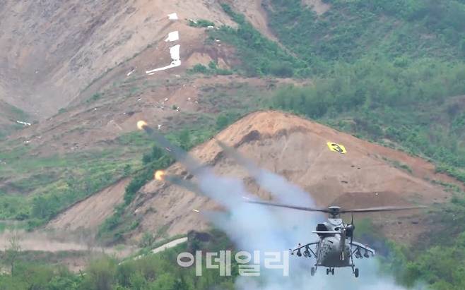 상륙공격헬기 시제기가 무유도 로켓 실사격을 하고 있다. (사진=방위사업청)