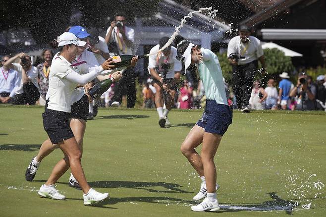 그레이스 김이 13일(한국시간) 프랑스의 에비앙 리조트 골프클럽에서 끝난 LPGA 투어 메이저 대회 아문디 에비앙 챔피언십을 제패한 뒤 동료들에게 샴페인 세례를 받고 있다.(사진=AP/뉴시스)