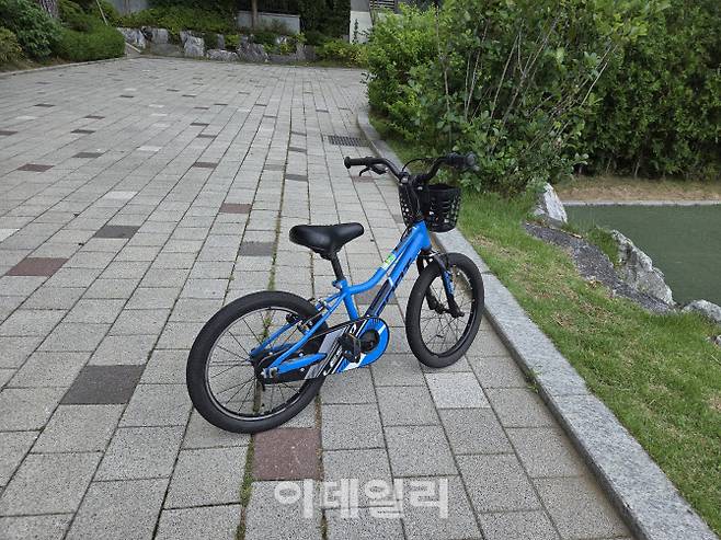 지난 1일 서울 송파구의 한 길가에 자전거가 별다른 잠금장치 없이 방치돼 있다. (사진=성가현 수습기자)