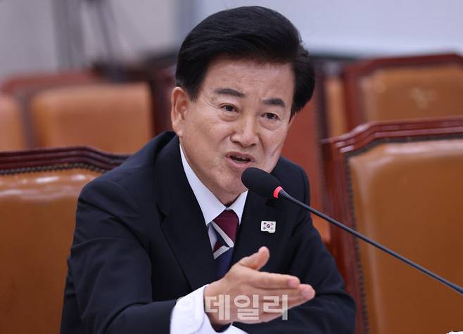 [이데일리 노진환 기자] 정동영 통일부 장관 후보자가 14일 오전 서울 여의도 국회 외교통일위원회 전체회의에서 열린 인사청문회에 출석, 의원들의 질의에 답변하고 있다.