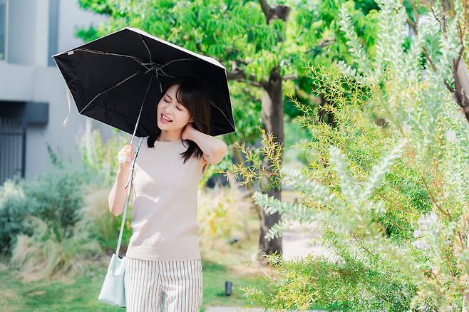 자외선 차단제를 바르더라도 자외선이 강한 시간에는 가급적 외출을 피하거나 양산을 쓰는 게 좋다. [사진=게티이미지뱅크]