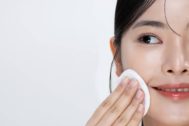 각질 제거 효과가 있는 AHA, PHA 등 성분을 사용하면 맑은 피부를 가꾸는 데 도움된다. [사진=게티이미지뱅크]