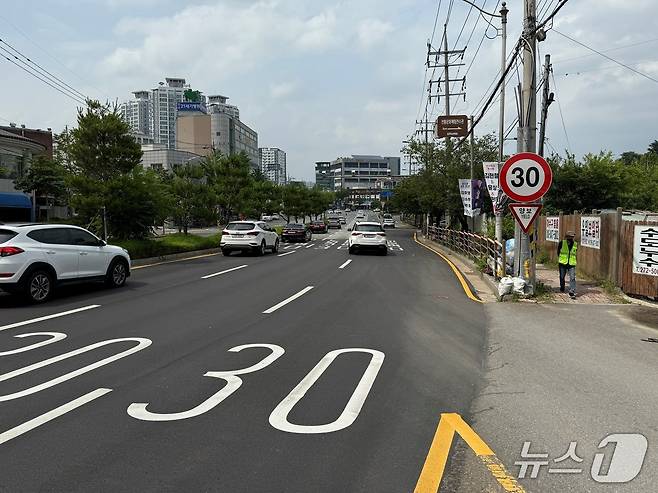 도로 노면표시와 교통표지판이 확대된 덕진노인복지관 일대.(전북경찰청 제공. 재판매 및 DB금지)