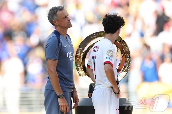 PSG는 14일(한국시간) 열린 2025 FIFA 클럽월드컵 결승에서 첼시에 0-3으로 완패했다. 시즌 왼쪽은 루이스 엔리케 PSG 감독. ⓒ AFP=뉴스1