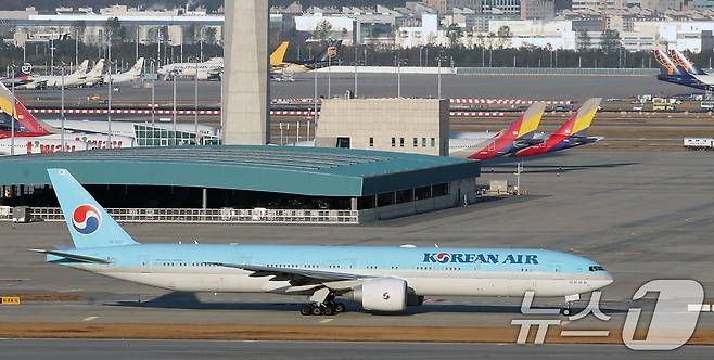인천국제공항 계류장에 대한항공과 아시아나 비행기들이 계류해있다./뉴스1 ⓒ News1 이승배 기자