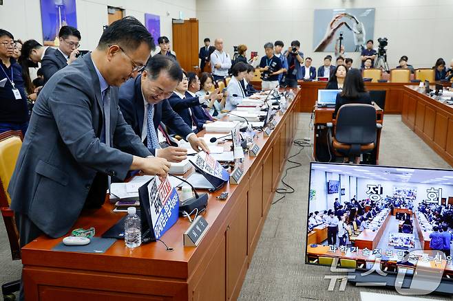 최형두 국민의힘 간사와 신성범 의원이 14일 서울 여의도 국회 과학기술정보방송통신위원회에서 배경훈 과학기술정보통신부 장관 후보자 인사청문회 정회 후 피켓을 다시 붙이고 있다. ⓒ News1 안은나 기자