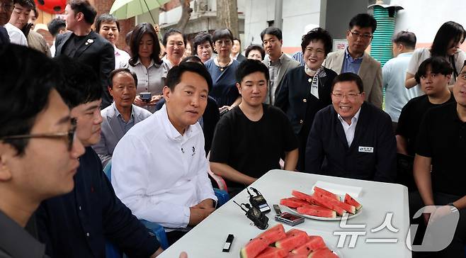 이날 오 시장은 신속통합 재개발 지역으로 지정된 자양4동 A구역을 찾아 지역 주민들로부터 현장 목소리를 청취했다. 자양4동 A구역은 재개발 사업을 통해 약 3000가구 한강 조망 아파트 단지로 탈바꿈할 전망이다. 2025.7.14/뉴스1 ⓒ News1 박지혜 기자