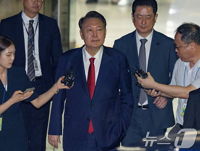 12·3 비상계엄과 관련해 특검 수사를 받는 윤석열 전 대통령이 9일 밤 서울중앙지법에서 두 번째 구속 전 피의자심문(영장실질심사)을 마친 뒤 대기장소인 서울구치소로 이동하고 있다. 2025.7.9/뉴스1 ⓒ News1 사진공동취재단
