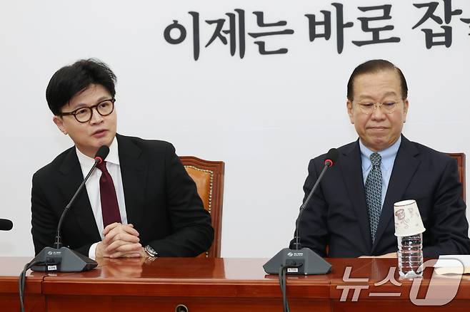 한동훈 국민의힘 전 대표가 10일 오후 서울 여의도 국회에서 가진 권영세 비상대책위원장과의 면담에서 발언하고 있다. 2025.4.10/뉴스1 ⓒ News1 이광호 기자
