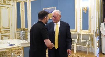 14일(현지시간) 볼로디미르 젤렌스키 우크라이나 대통령이 키이우에서 미국의 키스 켈로그 우크라이나 특사와 악수하고 있다. <출처=젤렌스키 대통령 엑스(X) 게시물 갈무리>