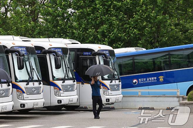 윤석열 전 대통령이 재구속 후 내란특검팀(조은석 특별검사)의 두 번째 소환조사에도 불응한 14일 오후 내란특검이 위치한 서울 서초동 서울고등검찰청 앞에서 대기 중인 경찰 옆으로 법무부 교정본부 버스가 지나고 있다. 2025.7.14/뉴스1 ⓒ News1 박정호 기자